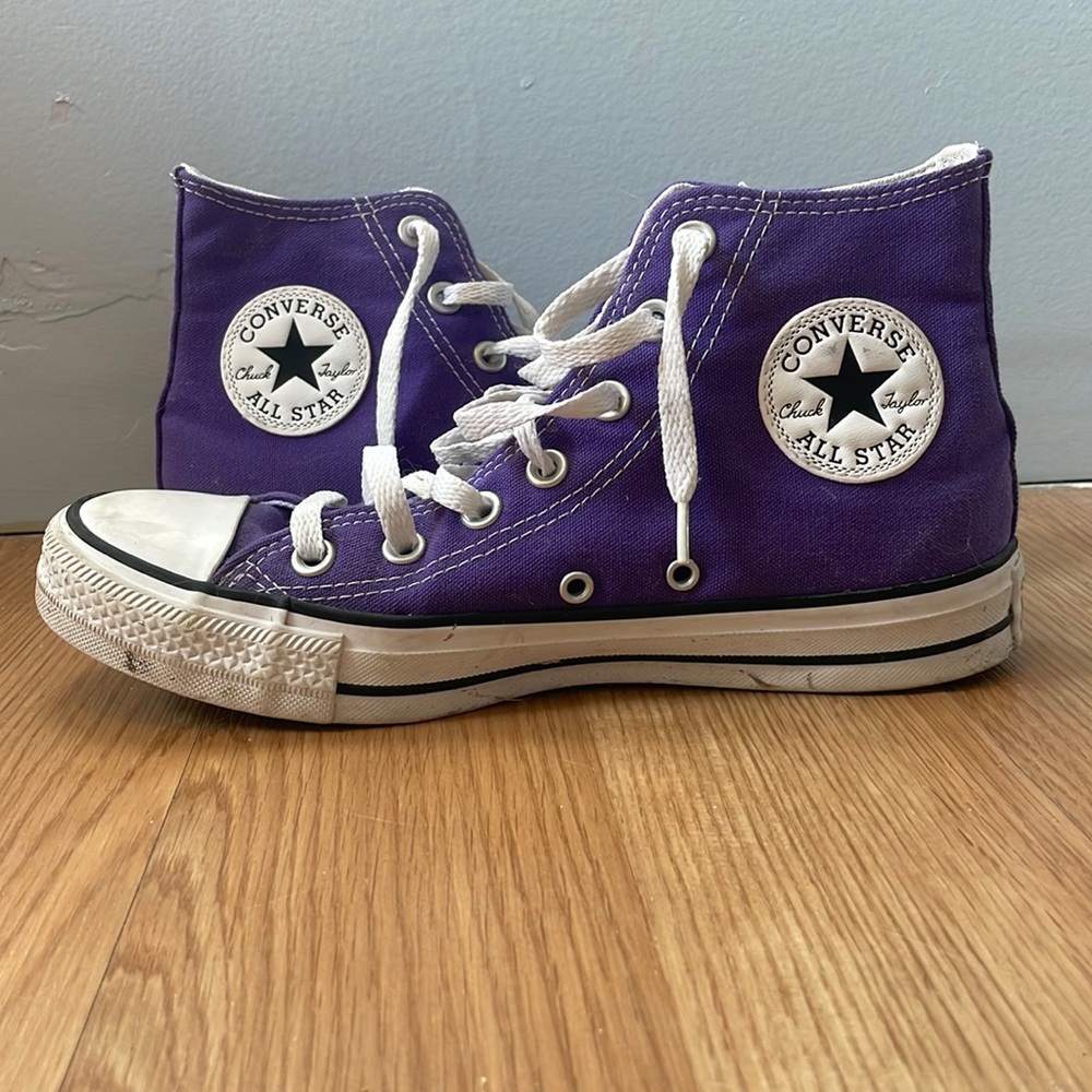Size 8 purple converse.